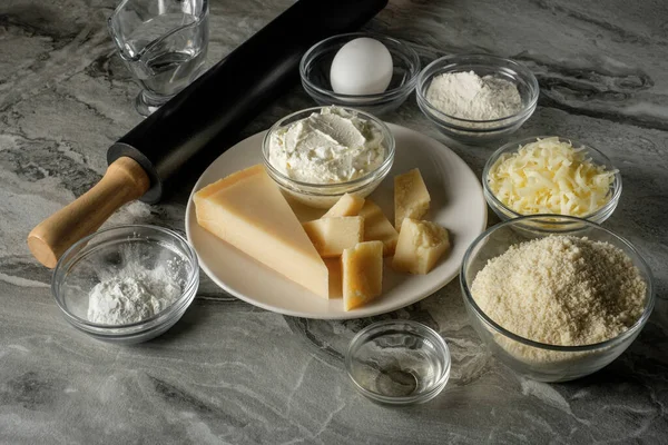 Cheesecake Matlagning Ingredienser Med Diverse Ost Plattan Ovanifrån Låg Bordet — Stockfoto