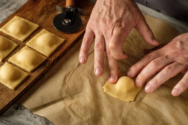 요리용 손으로 나무로 리코타 치즈를 곁들인 라비올리 파스타를 요리하는 — 스톡 사진
