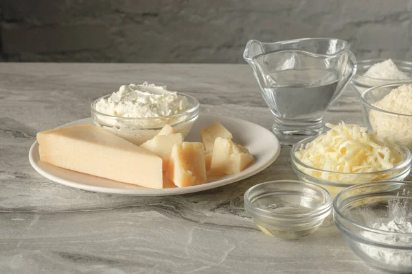 Tabak Manzaralı Peynirli Peynirli Peynirli Cheesecake Pişirme Malzemeleri Masa Arkasında — Stok fotoğraf