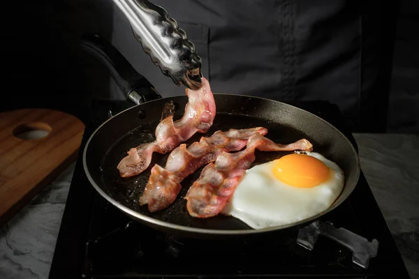 Яйце Бекон Готують Сковороді Смачного Традиційного Американського Сніданку Чорному Тлі — стокове фото