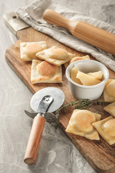 パスタラビオリは キッチンの背景にチーズパルメザンチーズとハーブ伝統的なイタリア料理のレシピとホワイトプレートで提供しています — ストック写真