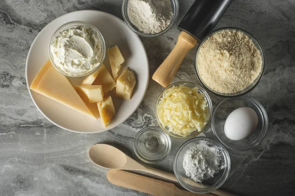 Cheesecake Cozinhar Ingredientes Com Queijo Variado Placa Vista Superior Plana — Fotografia de Stock