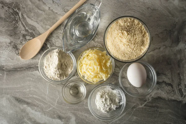 Cheesecake Matlagning Ingredienser Med Diverse Ost Plattan Ovanifrån Låg Bordet — Stockfoto