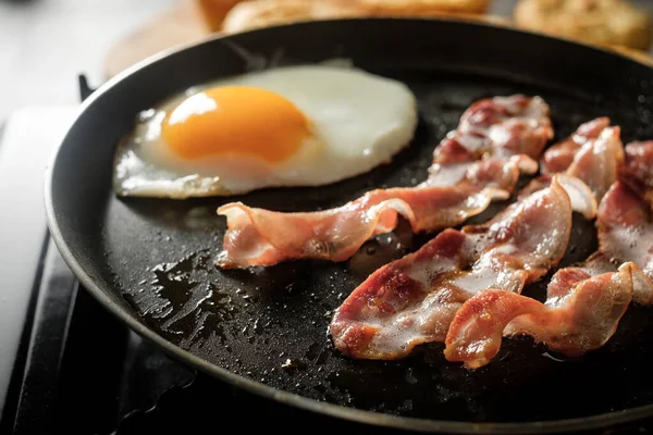 Ovo Bacon Cozinhar Panela Para Saboroso Pequeno Almoço Americano Tradicional — Fotografia de Stock