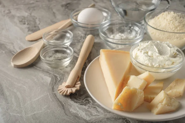 Cheesecake Συστατικά Μαγειρικής Ανάμικτα Τυριά Στο Πιάτο Πάνω Όψη Επίπεδη — Φωτογραφία Αρχείου