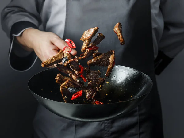 Cooking Wok Pan Sliced Beef Meat Chilli Pepper Black Background — Stock Photo, Image