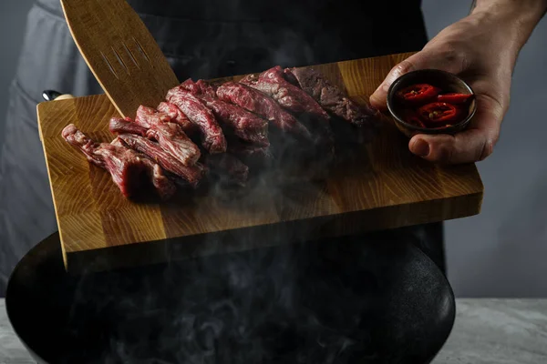 Gotowanie Patelni Wok Plasterki Mięsa Wołowego Papryki Chili Czarnym Tle — Zdjęcie stockowe