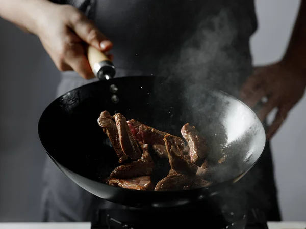 Főzés Wok Pan Szeletelt Marhahús Chilipaprika Fekete Háttér Professzionális Étterem — Stock Fotó