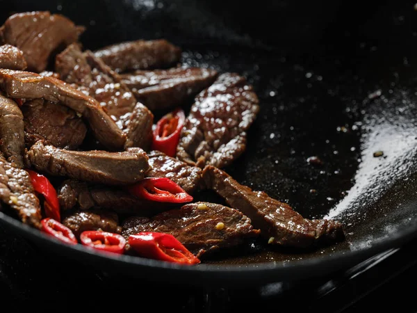 Μαγειρική Τηγάνι Γουόκ Φέτες Βοείου Κρέατος Και Πιπεριού Τσίλι Μαύρο — Φωτογραφία Αρχείου