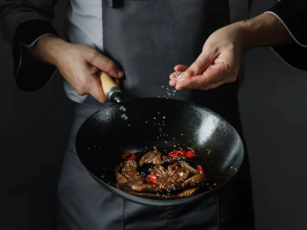 Готовить Сковороде Нарезанное Мясо Говядины Перец Чили Черном Фоне Профессиональный — стоковое фото