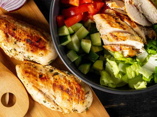 Taze diyet sağlıklı salata ızgara tavuk ve organik sebzeler siyah arka planda, fotokopi alanı metin menüsü ve tarifi için düz görüş