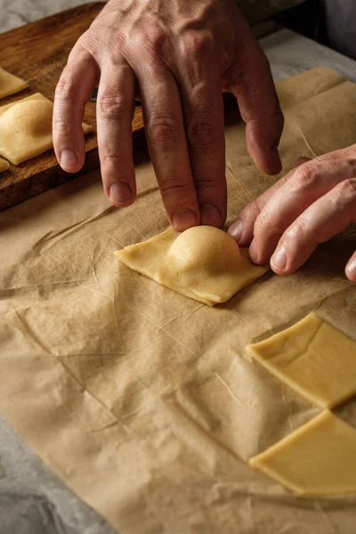 Het Koken Van Ravioli Pasta Met Ricotta Kaas Handgemaakt Met Stockfoto