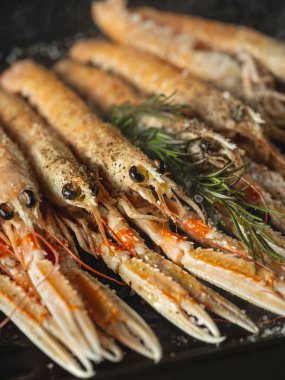 Tabaktaki pişmemiş karidesler ızgara ve deniz ürünleri konsepti için hazır.