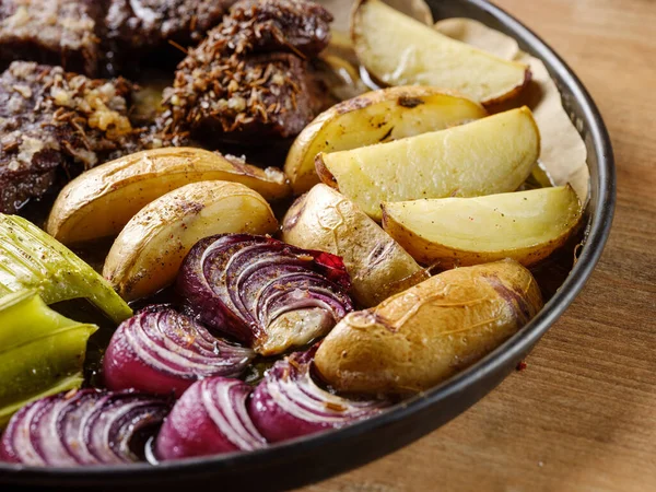 Guiso Con Carne Res Jugosa Patatas Cebolla Apio Especias Asadas —  Fotos de Stock