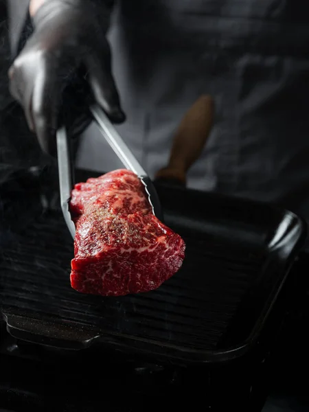 Vaření Hovězí Filet Steak Grilu Pánev Solí Pepřem Černém Tmavém — Stock fotografie