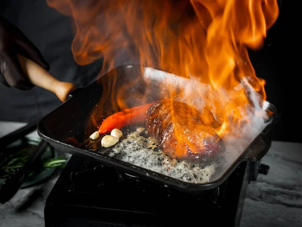 Vaření Hovězí Filet Steak Grilu Pánev Solí Pepřem Černém Tmavém — Stock fotografie