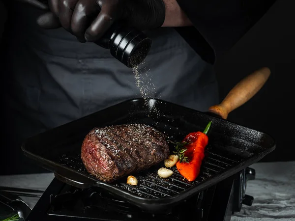 Gotowanie Stek Filet Wołowy Patelni Grill Solą Pieprzem Czarnym Ciemnym — Zdjęcie stockowe