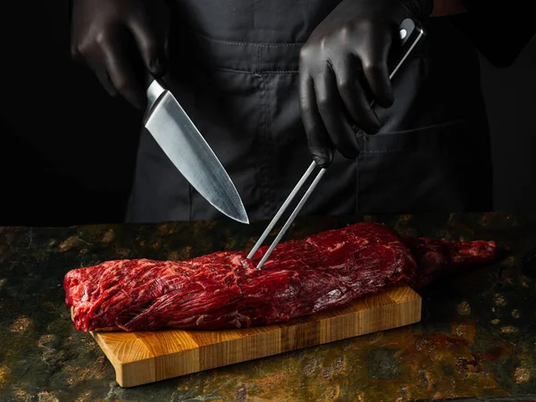 Chuleta Carne Filete Res Con Cuchillo Grande Carnicero Con Pimienta —  Fotos de Stock