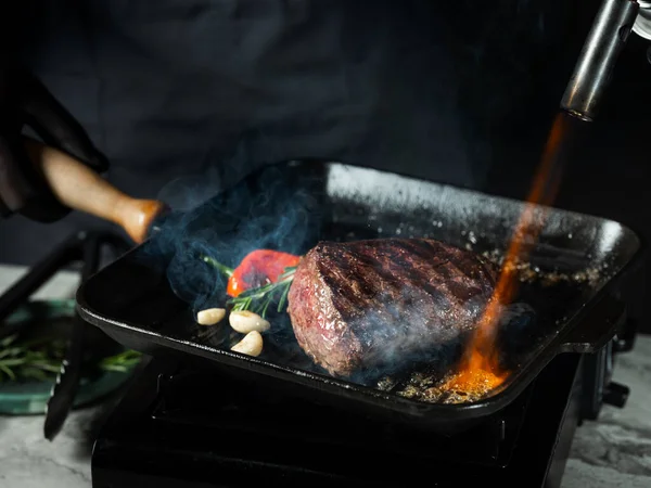 Gotowanie Stek Filet Wołowy Patelni Grill Solą Pieprzem Czarnym Ciemnym — Zdjęcie stockowe