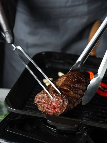 Gotowanie Stek Filet Wołowy Patelni Grill Solą Pieprzem Czarnym Ciemnym — Zdjęcie stockowe