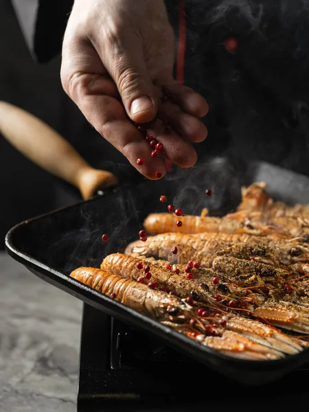 Izgara Tepsisinde Karides Pişirmek Şefin Elleriyle Siyah Arka Planda — Stok fotoğraf