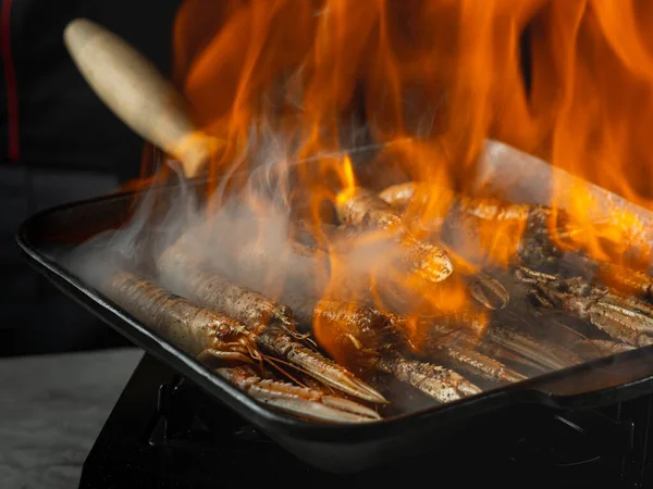 Vaření Mořské Plody Krevety Langoustine Gril Pan Kuchař Ruce Černém — Stock fotografie