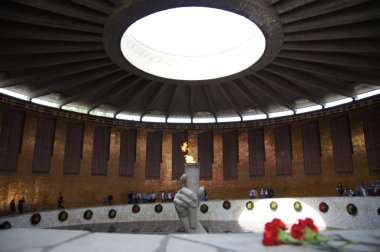 Sonsuz alev içinde Volgograd şehri