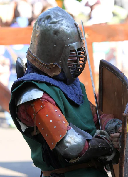 Μεσαιωνικός ιππότης πριν από τη μάχη. Πορτραίτο — Φωτογραφία Αρχείου