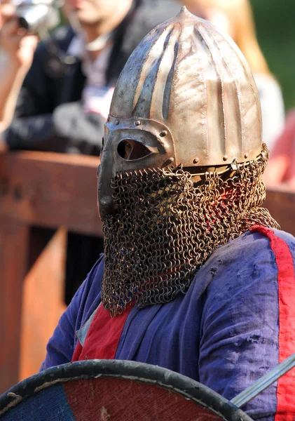 A Medieval knight before battle. Portrait — Stock Photo, Image