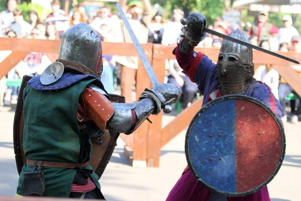 Dos caballeros medievales en batalla —  Fotos de Stock