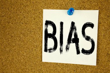 Kavramsal el önyargı gösterilen metin resim yazısı ilham yazma. İş kavramı önyargı haksız tedavi önyargılı yapışkan not, hatırlatma mantar arka plan kopya alanı ile yazılı