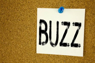Kavramsal el Buzz gösterilen metin resim yazısı ilham yazma. Yapışkan Not, hatırlatma mantar arka plan kopya alanı ile yazılı Buzz kelime llustration için iş kavramı