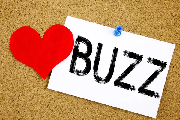 Conceptual escritura a mano pie de foto de texto inspiración que muestra el concepto de Buzz para la ilustración de Buzz Word y el amor escrito en nota adhesiva, recordatorio de fondo de corcho con espacio de copia —  Fotos de Stock