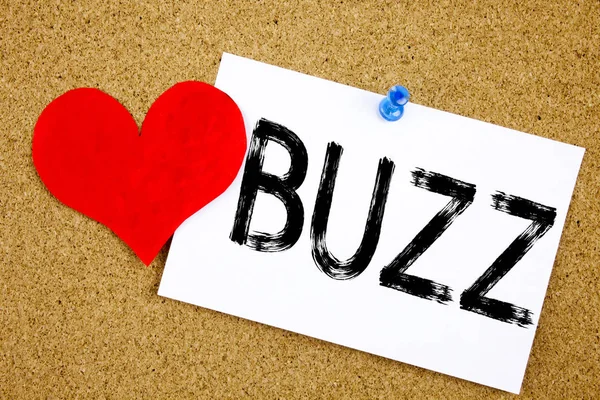 Concettuale mano scrittura testo didascalia ispirazione mostrando Buzz concetto per Buzz Word llustrazione e amore scritto su nota adesiva, promemoria sughero sfondo con spazio di copia — Foto Stock