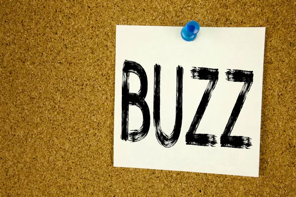Mão conceitual escrever texto inspiração legenda mostrando Buzz. Conceito de negócio para ilustração do Buzz Word escrito em nota pegajosa, fundo de cortiça de lembrete com espaço de cópia — Fotografia de Stock
