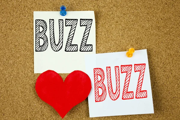 Conceptuele hand schrijven tekst bijschrift inspiratie Buzz concept voor Buzz woord llustration en liefde geschreven op notitie, herinnering kurk achtergrond met kopie ruimte tonen — Stockfoto