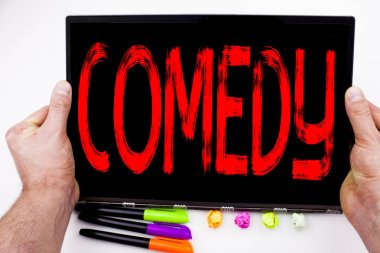Komedi metin tablete, ofiste marker, kalem, ileti örneği ile yazılmış. İş kavramı kopya alanı ile Stand Up komedi mikrofon beyaz arka planı için