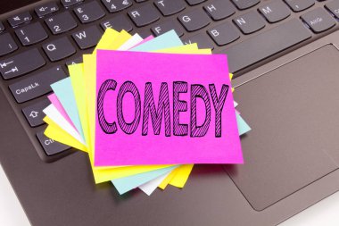 Dizüstü bilgisayar klavye üzerinde office yakın çekim yapılan komedi metin yazma. Stand Up komedi mikrofon atölye için iş kavramı kopya alanı siyah zemin üzerine