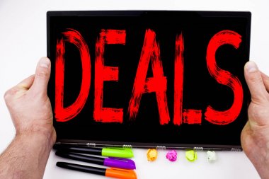 Tablete, ofiste marker, kalem, ileti örneği ile yazılmış metni fırsatlar. İş kavramı kopya alanı ile reklam anlaşma beyaz arka planı için