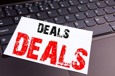 Dizüstü bilgisayar klavye üzerinde office yakın çekim yapılan fırsatlar metin yazma. Reklam anlaşma atölye için iş kavramı kopya alanı siyah zemin üzerine