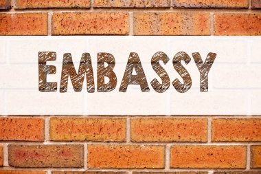 Kavramsal duyuru metin resim yazısı Inspiration Embassy gösterilen. İş kavramı için turistik vize uygulama kopya alanı eski tuğla zemin üzerine yazılmış
