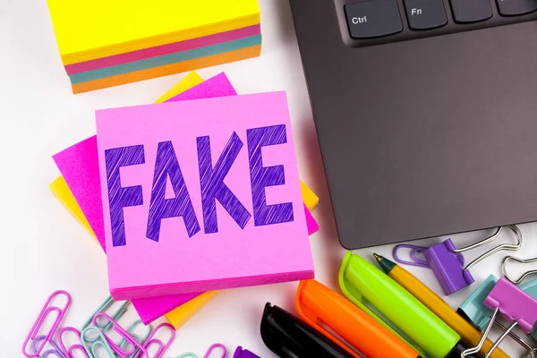 Escrevendo texto mostrando notícias falsas feitas no escritório com arredores como laptop, marcador, caneta. Conceito de negócio para Fake News Workshop espaço de cópia de fundo branco — Fotografia de Stock