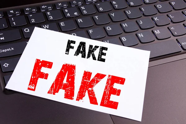 Scrittura di testo falso News fatto in ufficio primo piano sulla tastiera del computer portatile. Business concept per Fake News Workshop sullo sfondo nero con spazio per la copia — Foto Stock