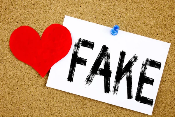 Εννοιολογική χέρι Γραφή κειμένου Λεζάντα έμπνευση δείχνει Fake News έννοια για Fake News και αγάπη γραμμένη σε κολλώδη σημείωση, υπενθύμιση φελλού φόντο με αντίγραφο χώρου — Φωτογραφία Αρχείου