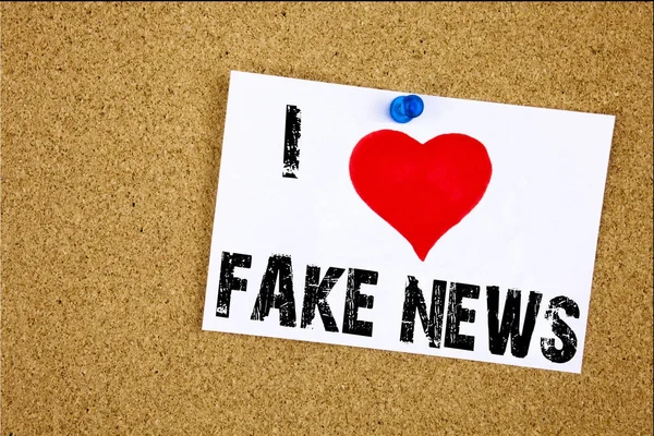 Escritura a mano texto pie de foto inspiración mostrando I Love Fake News concepto que significa Fake News Loving escrito en nota adhesiva, recordatorio de fondo aislado con espacio de copia — Foto de Stock