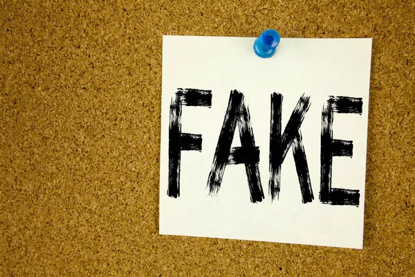 Εννοιολογική χέρι Γραφή κειμένου Λεζάντα έμπνευση δείχνει Fake News. Επιχειρηματική ιδέα για Fake News γραμμένο σε κολλώδη σημείωση, υπενθύμιση φελλού φόντο με αντίγραφο χώρου — Φωτογραφία Αρχείου
