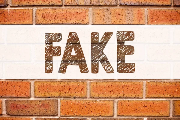 Anúncio conceitual inspiração legenda do texto mostrando Fake News. Conceito de negócio para Fake News escrito em fundo de tijolo velho com espaço de cópia — Fotografia de Stock