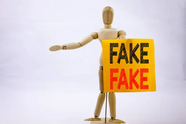 Conceptual mão escrita texto legenda inspiração mostrando Fake News conceito de negócio para Fake News escrito em fundo escultura nota pegajosa com espaço — Fotografia de Stock
