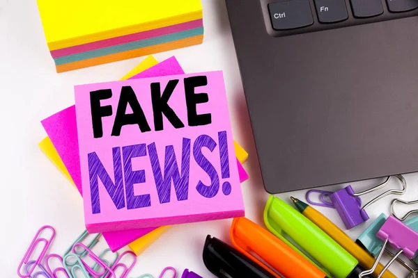 Het schrijven van tekst waaruit blijkt dat nep nieuws made in het kantoor met de omgeving, zoals laptop, marker, pen. Businessconcept voor Propaganda krant Fake Nieuws Workshop witte achtergrond kopie ruimte — Stockfoto