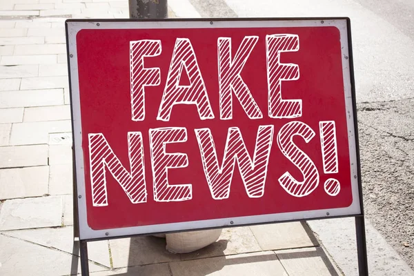 Εννοιολογική χέρι Γραφή κειμένου Λεζάντα έμπνευση δείχνει Fake News. Επιχειρηματική ιδέα για προπαγάνδα εφημερίδα Fake News γραμμένο σε ανακοίνωση πινακίδα με φόντο και αντίγραφο χώρου — Φωτογραφία Αρχείου